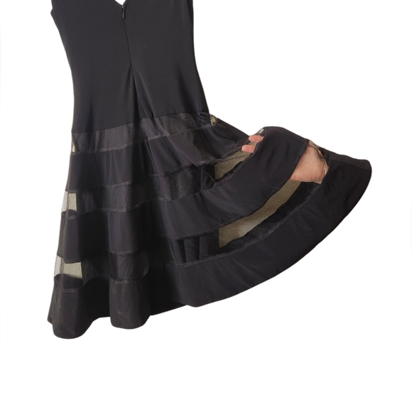 Elegant Black Sleeveless Dress - Picture 2 of 7